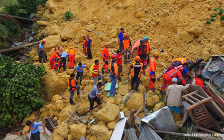 Lực lượng cứu hộ gấp rút tìm kiếm các nạn nhân vụ lở đất.