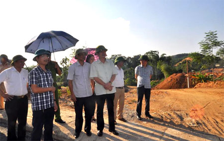 Đồng chí Nguyễn Chiến Thắng – Phó Chủ tịch UBND tỉnh cùng các ngành chức năng đi kiểm tra thực địa chuẩn bị cho Lễ thông xe kỹ thuật cầu Tuần Quán.