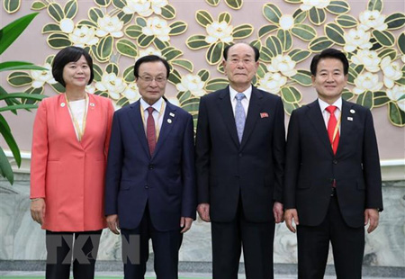 Chủ tịch Quốc hội Triều Tiên Kim Yong-nam (thứ 2, phải) và Chủ tịch đảng Dân chủ (DP) cầm quyền của Hàn Quốc Lee Hae-chan (thứ 2, trái) tại cuộc họp ở Bình Nhưỡng ngày 19/9.