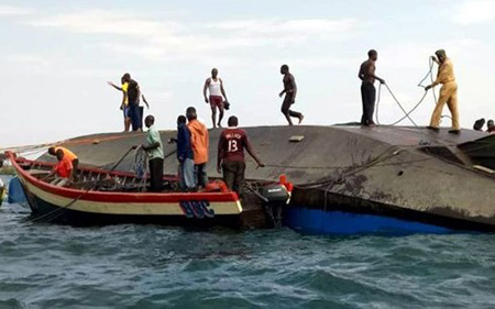 Tình nguyện viên tham gia cứu hộ phà bị chìm tại Tanzania. 
