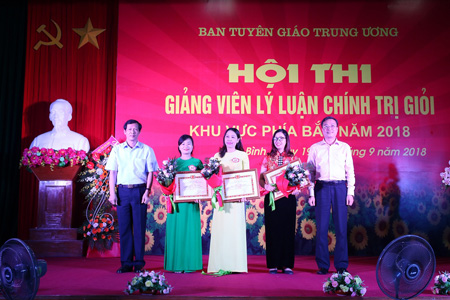 Thay mặt Ban tổ chức, đồng chí Bùi Trường Giang trao giải Nhất và Nhì cho các thí sinh.