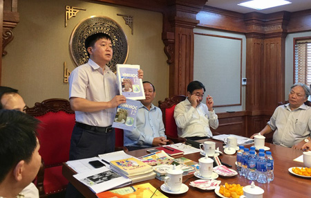 Phó Tổng Giám đốc NXB Giáo dục Việt Nam Lê Hoàng Hải minh họa quy trình biên soạn SGK.