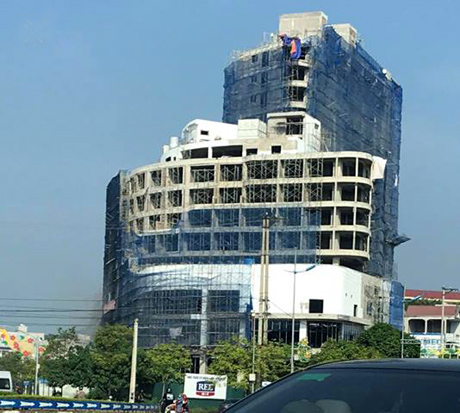 Tòa nhà Trung tâm thương mại, khách sạn Hoa Sen đang trong giai đoạn hoàn thiện.