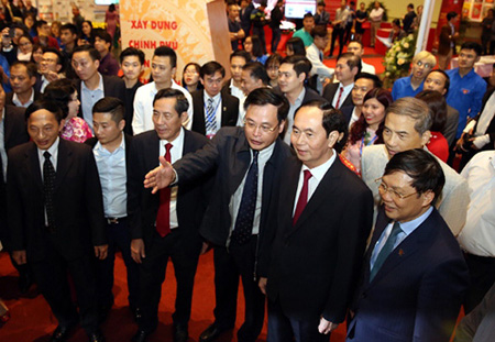 Chủ tịch nước Trần Đại Quang thăm gian trưng bày của Cổng TTĐT Chính phủ tại Hội Báo toàn quốc 2018.