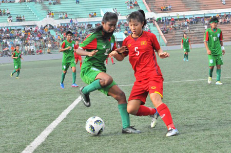 U16 nữ Việt Nam (áo đỏ) vẫn giành vé đi tiếp dù thua Banglandesh ở lượt cuối.