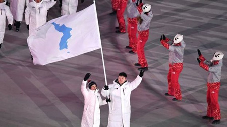 Đoàn vận động viên Hàn Quốc và Triều Tiên diễu hành chung dưới lá cờ thống nhất tại lễ khai mạc Thế vận hội mùa Đông Pyeongchang 2018, ngày 9-2-2018.