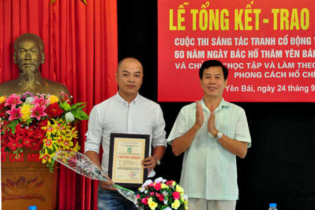 Lãnh đạo Ban Tuyên giáo Tỉnh ủy trao giải Nhất cho tác giả Nguyễn Tuấn Vũ - Hội Liên hiệp Văn học nghệ thuật tỉnh Yên Bái.