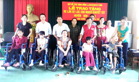 Nạn nhân chất độc da cam huyện Văn Chấn nhận xe lăn của các tổ chức từ thiện nhân đạo.