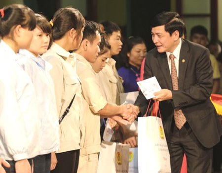 Chủ tịch Tổng LĐLĐ Việt Nam Bùi Văn Cường trao quà cho người lao động.