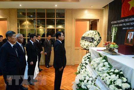 Thủ tướng Thái Lan Prayut Chan-ocha và các quan chức mặc niệm Chủ tịch nước Trần Đại Quang.