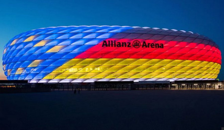 Sân Allianz Arena được chiếu sáng trong chiến dịch đăng cai EURO 2024 của nước Đức.