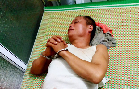 Đối tượng Nguyễn Văn Tiến đang bị bắt giữ ngay sau khi gây án. (Ảnh báo Thái Nguyên)