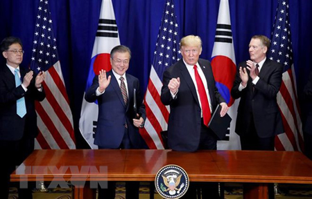 Tổng thống Mỹ Donald Trump (thứ 2, phải) và Tổng thống Hàn Quốc Moon Jae-in (thứ 2, trái) tại cuộc gặp bên lề phiên họp Đại hội đồng LHQ ở New York ngày 24/9.