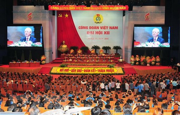 Tổng Bí thư Nguyễn Phú Trọng trao tặng lẵng hoa của Ban Chấp hành Trung ương Đảng chúc mừng đại hội.