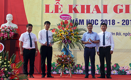 Đồng chí Dương Văn Tiến - Phó Chủ tịch UBND tỉnh tặng hoa chúc mừng nhà trường.