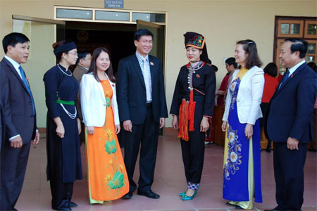 Thường trực HĐND huyện Văn Yên trao đổi với các đại biểu HĐND huyện về hoạt động tiếp xúc cử tri trước và sau kỳ họp.