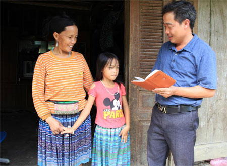 Cán bộ phụ trách công tác lao động - thương binh và xã hội xã Suối Bu thường xuyên thăm hỏi, nắm bắt tình hình trẻ em có hoàn cảnh ĐBKK trên địa bàn.