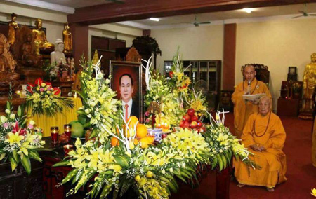 Các Phật tử tại Ninh Bình dâng hương cầu siêu cho hương linh Chủ tịch nước Trần Đại Quang.
