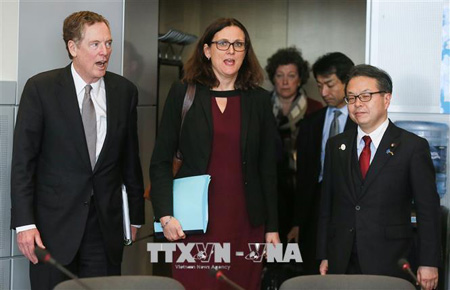 Ủy viên phụ trách vấn đề thương mại của EU Cecilia Malmstroem (giữa), Đại diện thương mại Mỹ Robert Lighthizer (trái) và Bộ trưởng Kinh tế Nhật Bản Hiroshige Seko (phải).