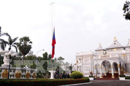 Quang cảnh lễ hạ cờ tại Phủ Chủ tịch Lào.
