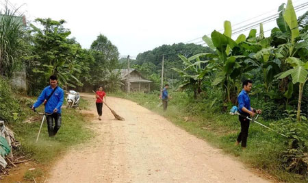 Đoàn viên thanh niên xã Yên Thái, huyện Văn Yên vệ sinh tuyến đường “Thanh niên tự quản”.