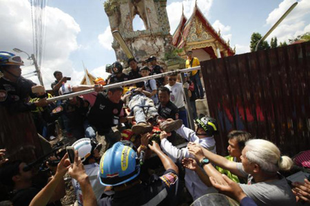 Một người đã thiệt mạng và 11 người bị thương khi tháp chuông cổ tại ngôi đền Phraya Tham Voraviharn tại quận Bangkok Noi của thủ đô Bangkok, Thái Lan đổ sập ngày 25/9.