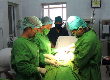 Các y, bác sỹ Trung tâm Y tế thành phố Yên Bái luôn tận tụy trong công tác khám, chữa bệnh.