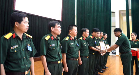 Đại tá Nguyễn Ngọc Thái - Phó Bí thư Thường trực Đảng ủy, Chính ủy Bộ Chỉ huy Quân sự tỉnh trao thưởng cho các thí sinh xuất sắc.