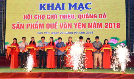 Các đồng chí lãnh đạo Sở Công thương, huyện Văn Yên cắt băng khai mạc hội chợ.