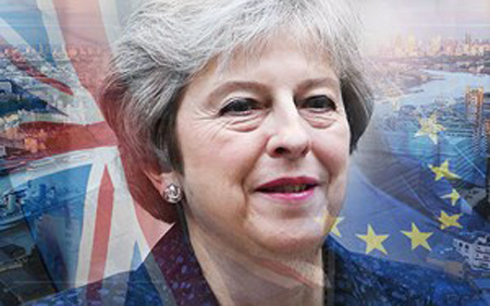 Trưởng đoàn đàm phán Brexit của Liên minh Châu Âu (EU), ông Michel Barnier bắt tay Thủ tướng Anh Theresa May.