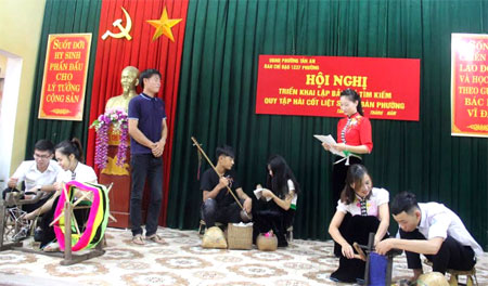 Các diễn viên tham gia màn diễu diễn đường phố của phường Tân An tích cực luyện tập.