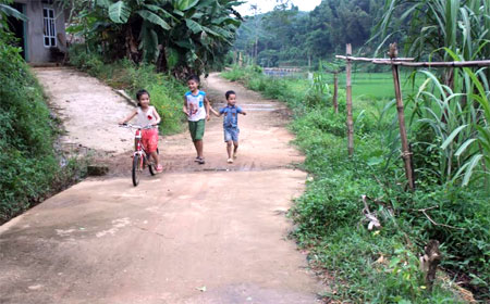 Đường giao thông nông thôn ở xã Trung Tâm được bê tông hóa giúp nhân dân đi lại thuận tiện.