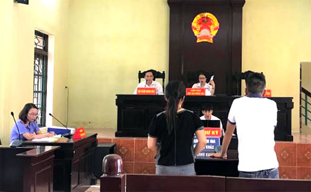 Một phiên tòa xử ly hôn tại trụ sở TAND thành phố Yên Bái.