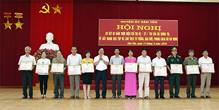 Các tập thể, cá nhân có thành tích trong học tập và làm theo tư tưởng, đạo đức, phong cách Hồ Chí Minh của huyện Văn Yên được tặng giấy khen của UBND huyện.
