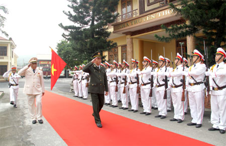 Đại tướng Trần Đại Quang duyệt đội danh dự Công an tỉnh Yên Bái.