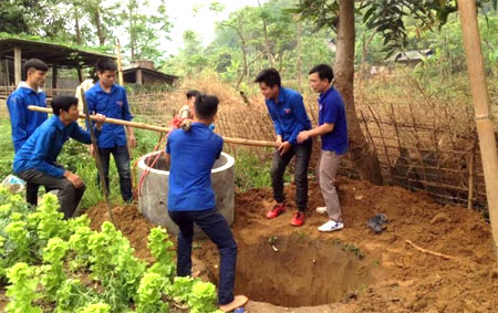 Đoàn viên thanh niên thị xã Nghĩa Lộ giúp dân xây dựng công trình nhà tiêu hợp vệ sinh.