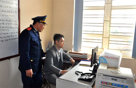 Lực lượng thanh tra giao thông kiểm tra phương tiện vận tải hành khách qua thiết bị giám sát hành trình tại Công ty cổ phần Vận tải thủy bộ Yên Bái.