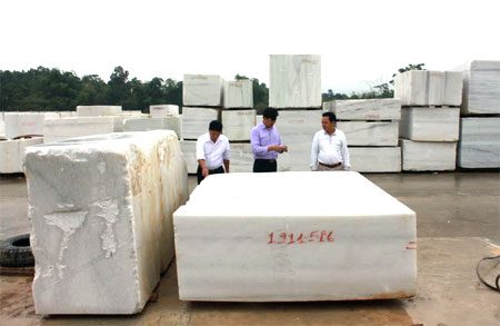 Các doanh nghiệp khai thác, chế biến đá hoa trắng là thế mạnh của huyện Lục Yên.