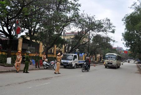 Lực lượng cảnh sát giao thông huyện Văn Yên tăng cường kiểm tra, hướng dẫn giao thông tại các tuyến đường trên địa bàn.