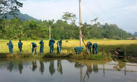 Lực lượng dân quân xã Liễu Đô giúp dân vệ sinh môi trường.
