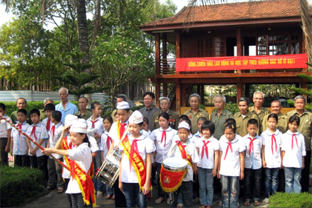 Một buổi sinh hoạt truyền thống của Ban Liên lạc truyền thống Chiến sỹ Điện Biên với các cháu học sinh Trường Tiểu học Kim Đồng tại Khu tưởng niệm.