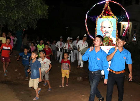 Lễ rước ảnh Bác trong “Đêm hội trăng rằm” của thiếu niên, nhi đồng xã Châu Quế Thượng, huyện Văn Yên.
