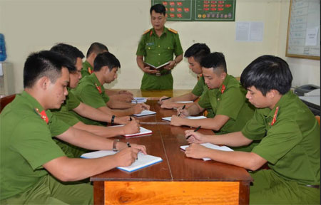 Trung tá Trần Văn Hiền triển khai công tác đấu tranh phòng, chống tội phạm về ma túy với cán bộ, chiến sỹ trong Đội.