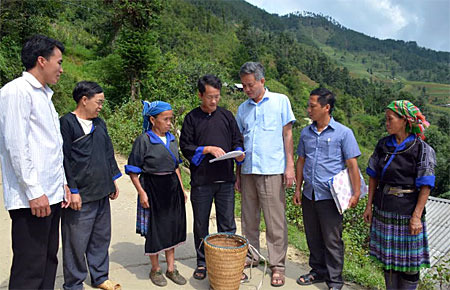 Lãnh đạo Ban Quản lý Rừng phòng hộ huyện Mù Cang Chải nắm bắt công tác BVR và PCCCR tại xã Dế Xu Phình.