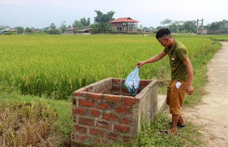 Nông dân phường Pú Trạng tự giác thu gom rác thải nông nghiệp vào bể chứa rác nội đồng.