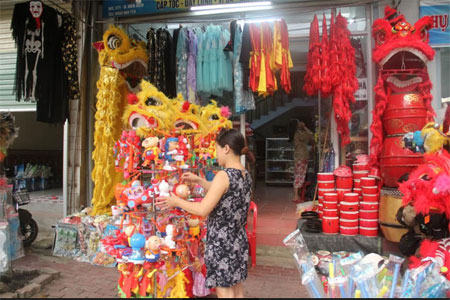 Đồ chơi Trung thu được bày bán tại nhiều cửa hàng của thành phố Yên Bái.