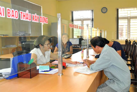 Người nộp thuế đến bộ phận “một cửa” Chi cục Thuế thành phố Yên Bái làm các thủ tục nộp ngân sách.
