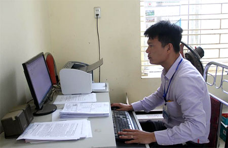 Việc ứng dụng công nghệ thông tin đã phục vụ tốt công việc chuyên môn 3 cấp chính quyền của tỉnh. (Ảnh: Công chức xã Đại Minh, huyện Yên Bình ứng dụng công nghệ thông tin phục vụ công việc chuyên môn).