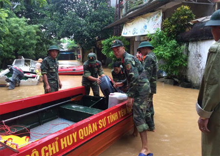 LLVT thành phố Yên Bái chuẩn bị phương tiện cứu hộ, di chuyển người dân ra khỏi khu vực bị ảnh hưởng do bão lũ.