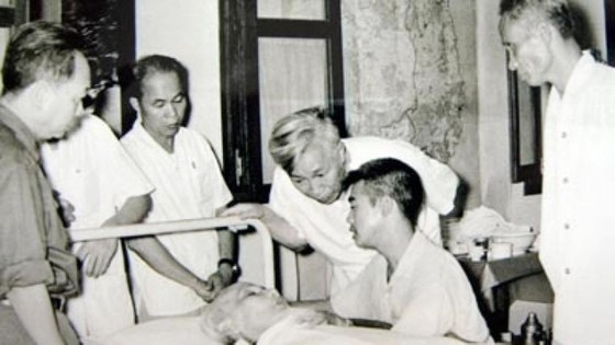 Lãnh đạo Đảng và Nhà nước đến thăm những ngày Bác ốm năm 1969.